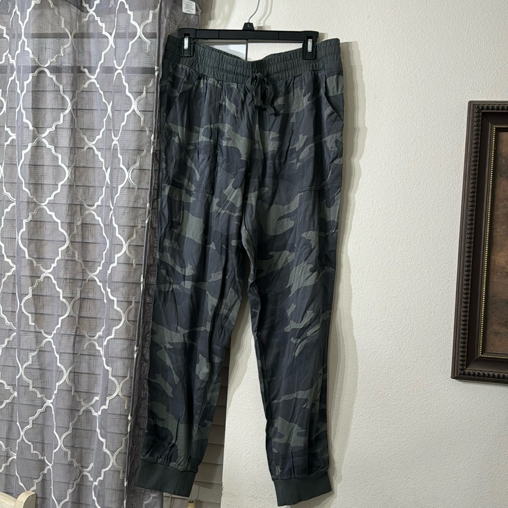 Splendid Camo Joggers size Large